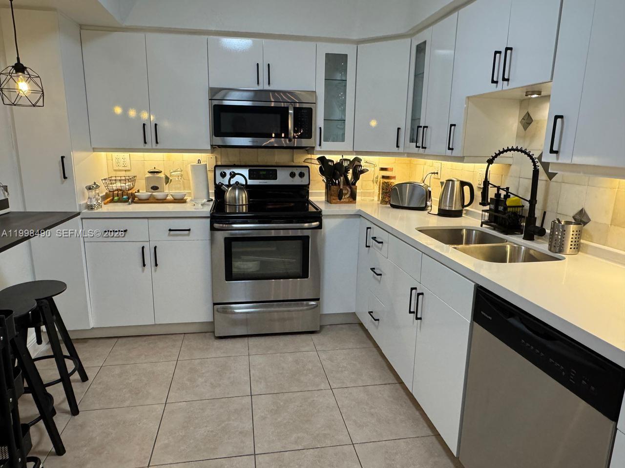 3600 Mystic Pointe Dr #910