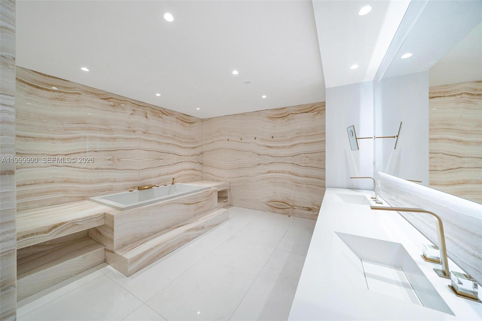 300 S Pointe Dr #PH-5 Miami Beach, FL 33139