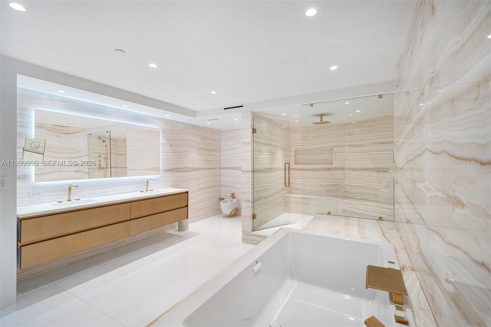 300 S Pointe Dr #PH-5 Miami Beach, FL 33139