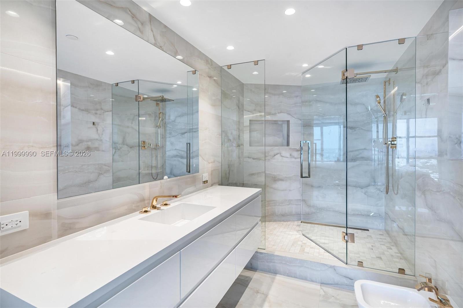 300 S Pointe Dr #PH-5 Miami Beach, FL 33139