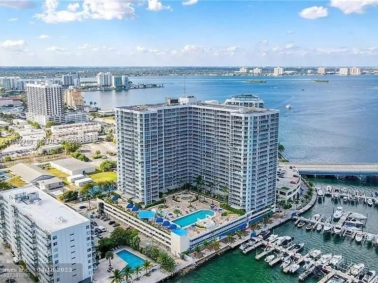 7601 E Treasure Dr #417