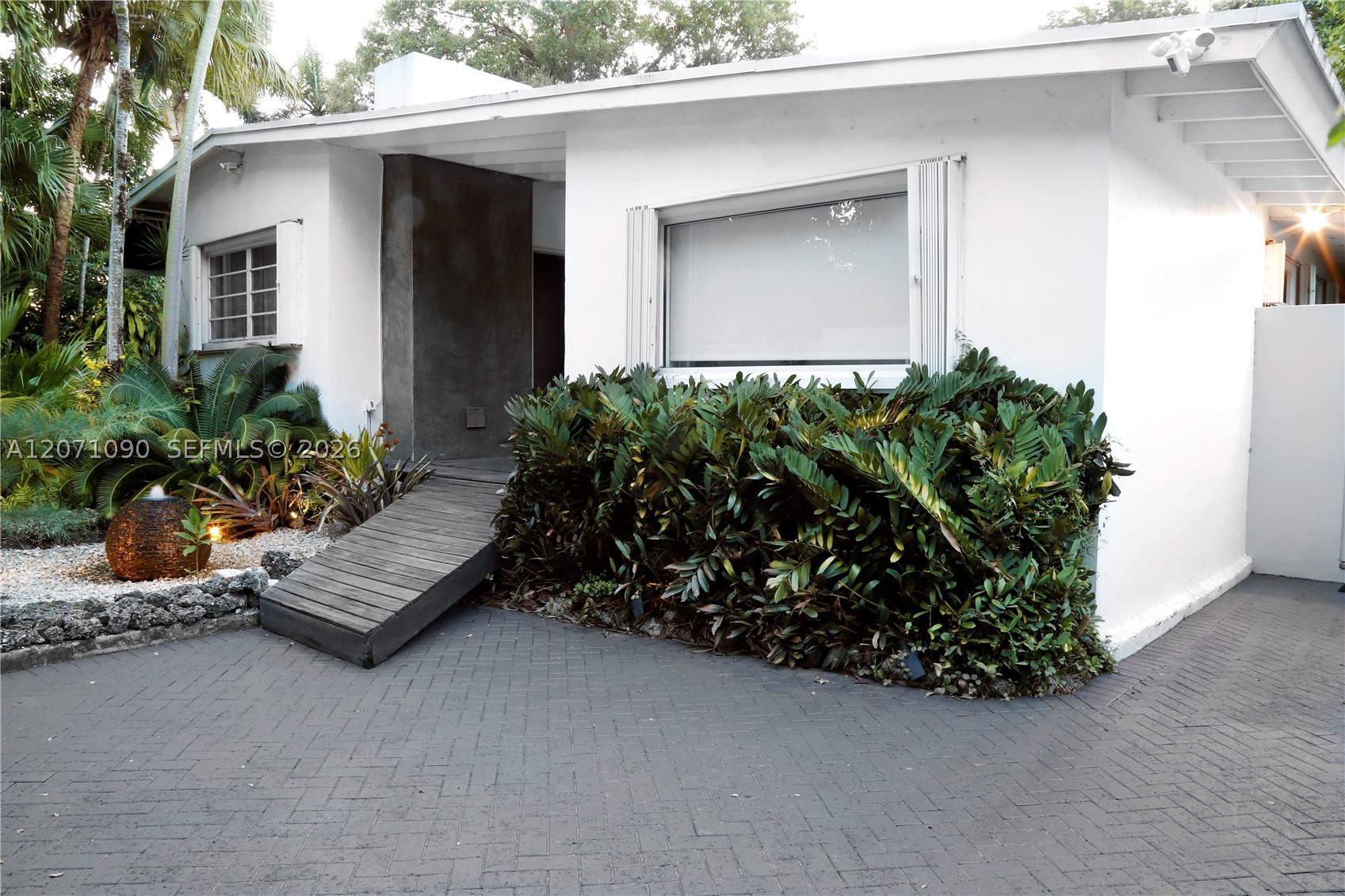 3596 Main Hwy Miami, FL 33133