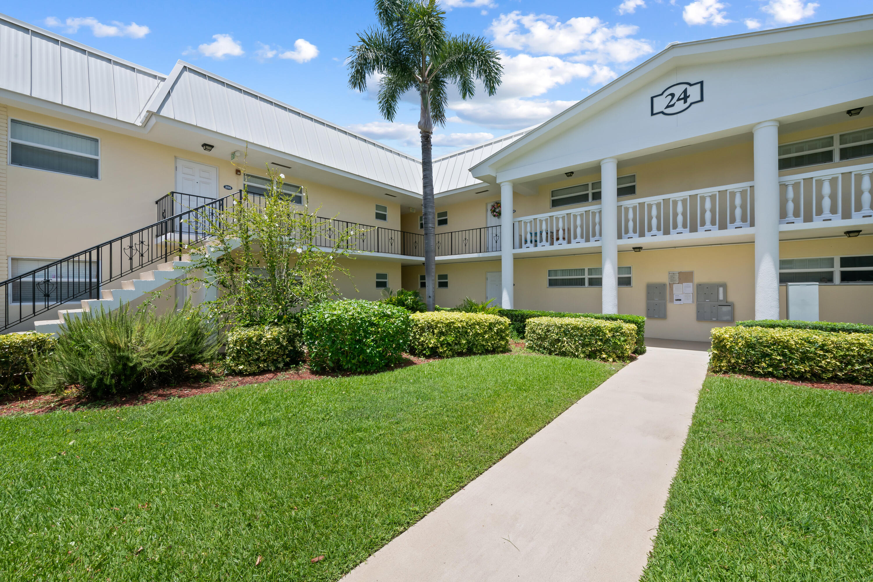 24 Colonial Clb #101