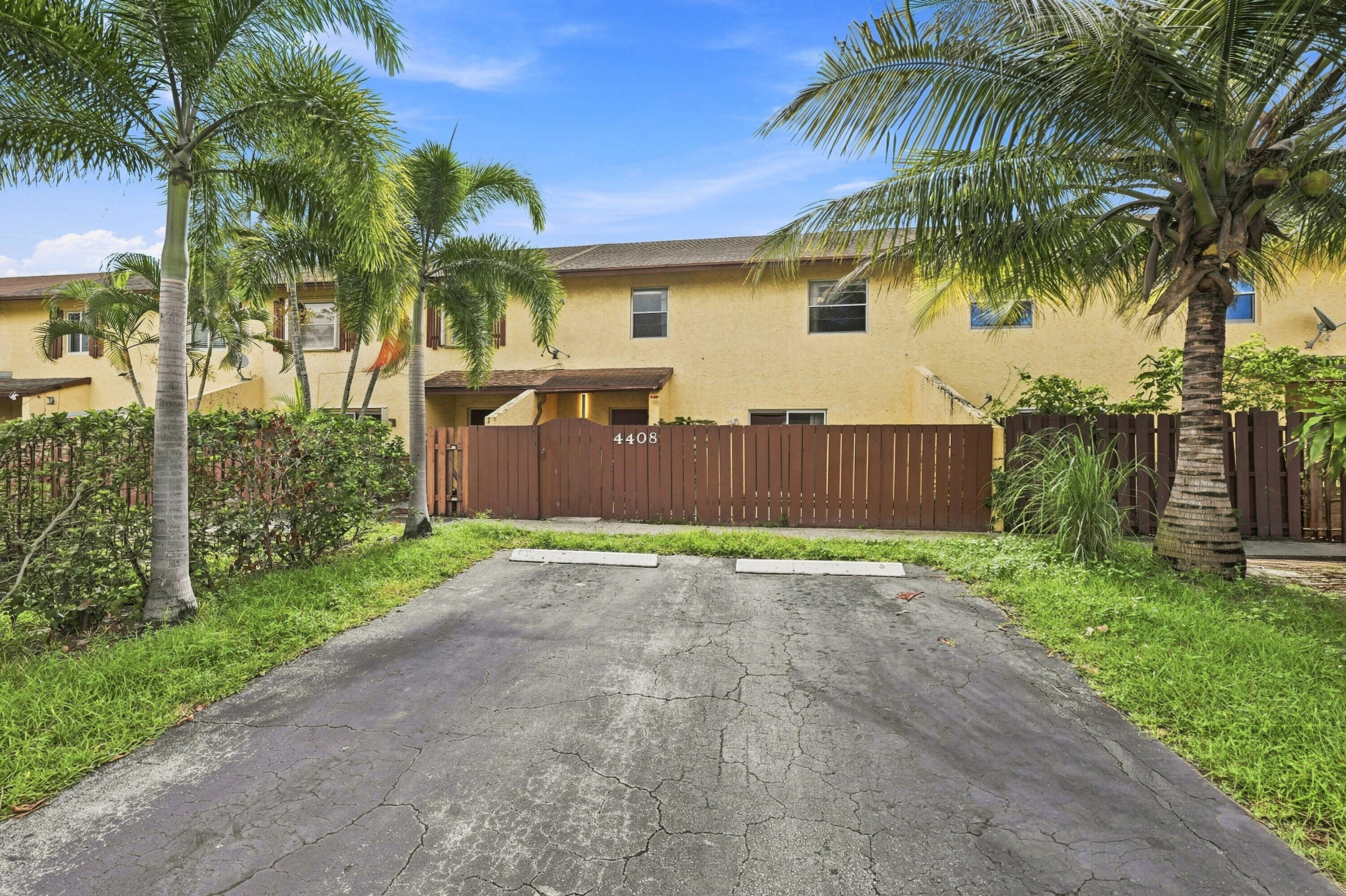 4408 NW 4th