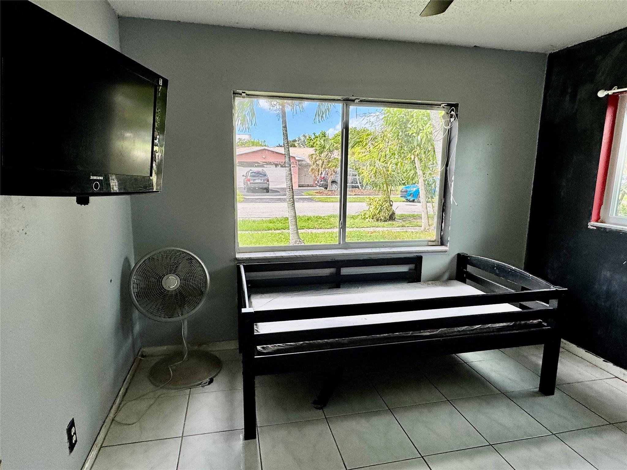 8212 NW 74th Ter Tamarac, FL 33321