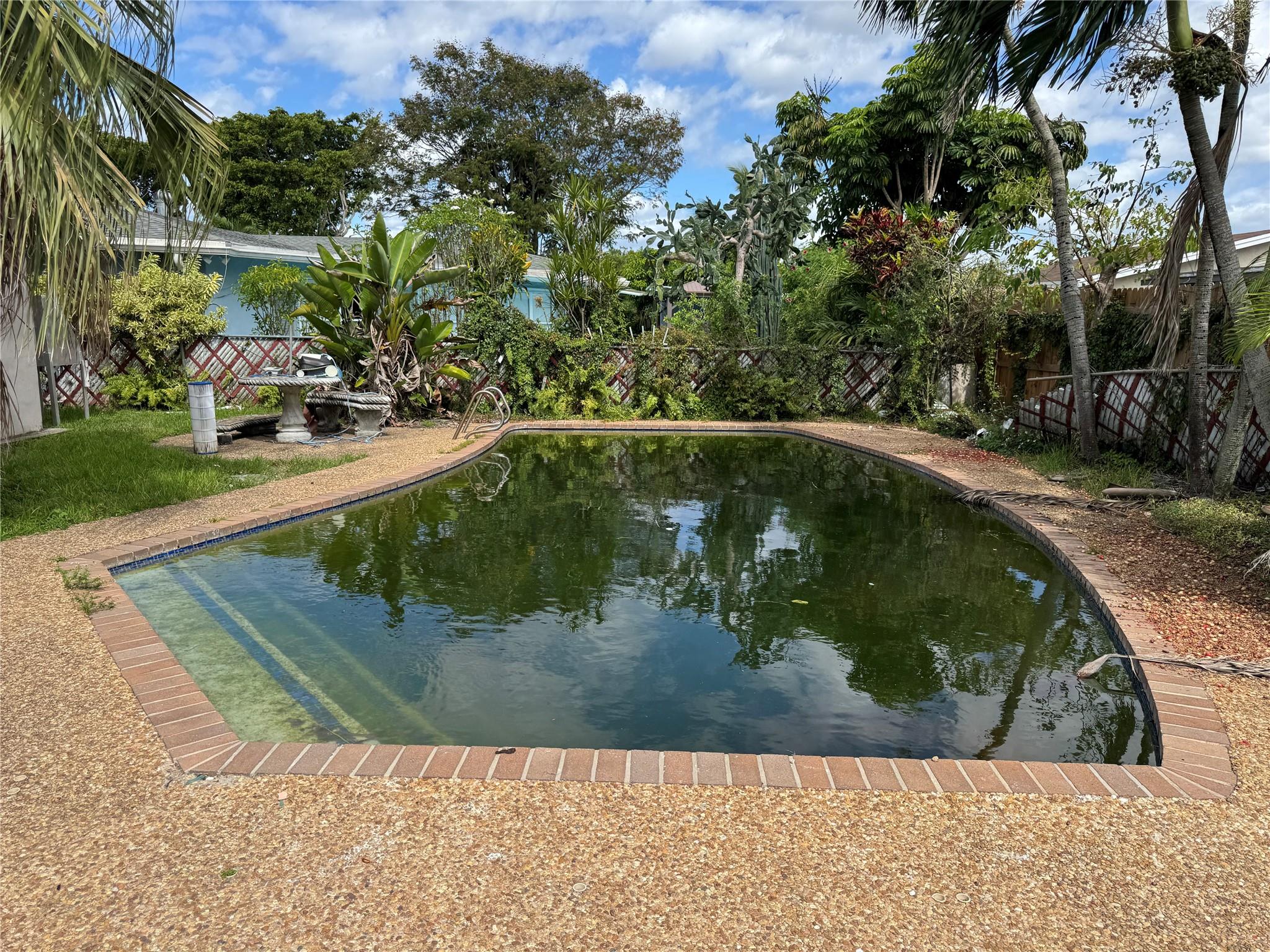 8212 NW 74th Ter Tamarac, FL 33321