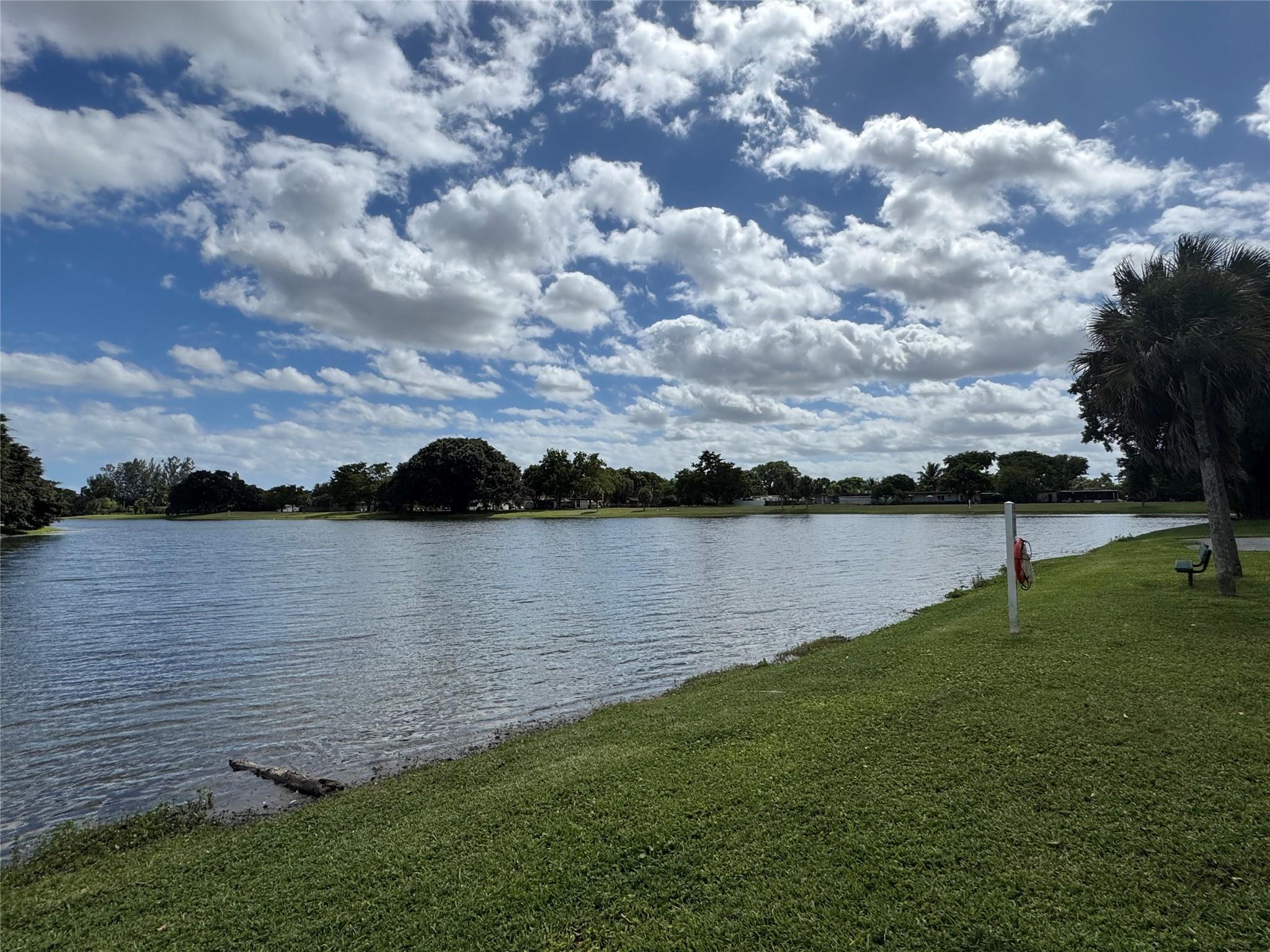 8212 NW 74th Ter Tamarac, FL 33321