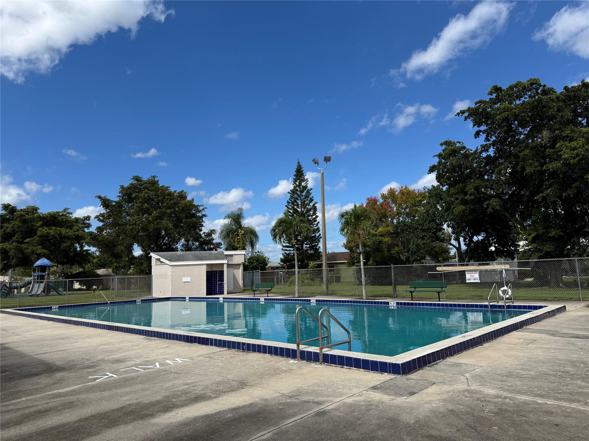 8212 NW 74th Ter Tamarac, FL 33321