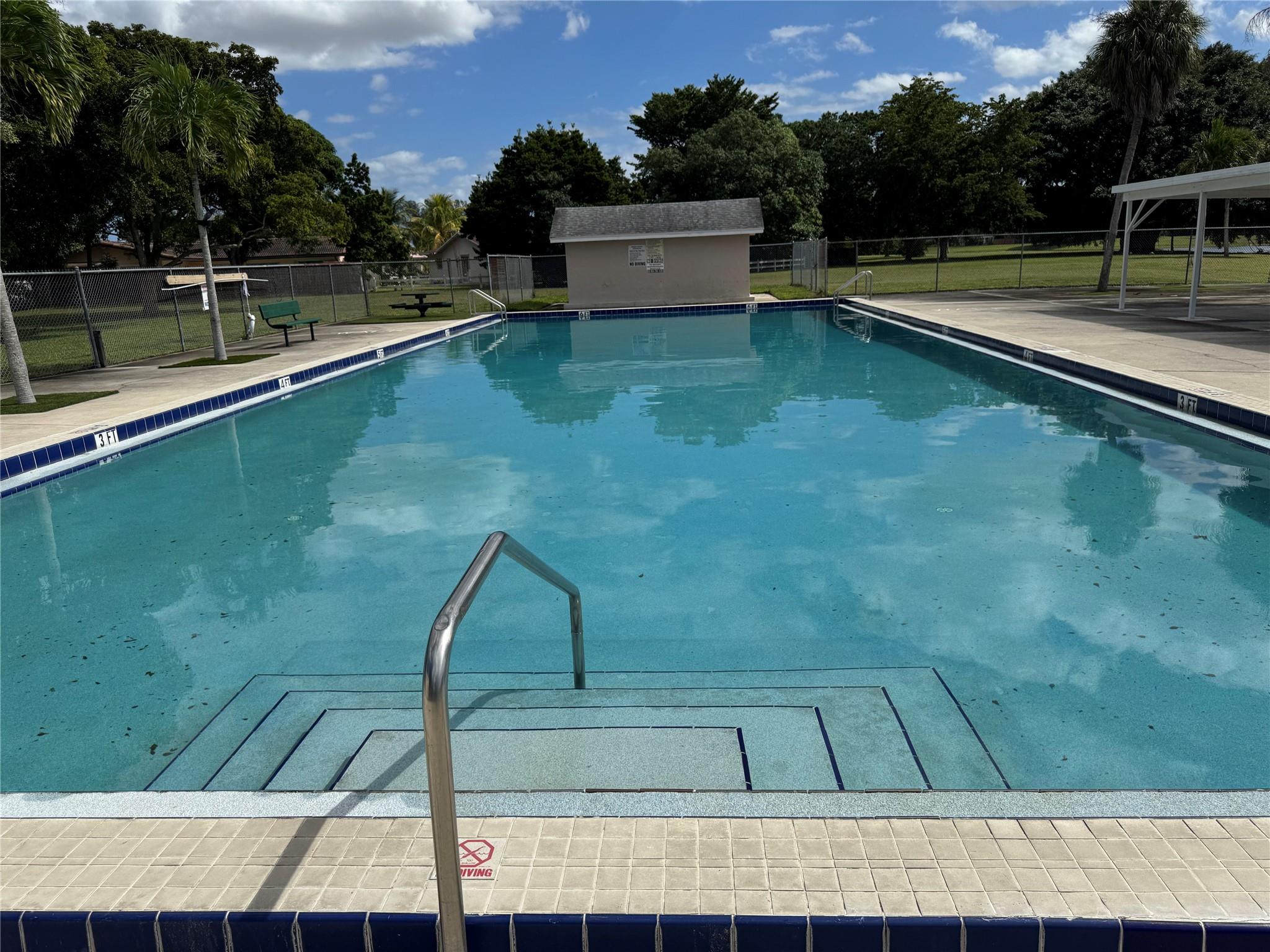 8212 NW 74th Ter Tamarac, FL 33321