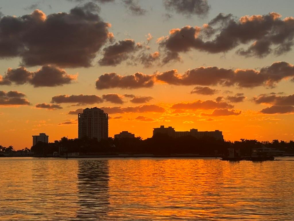 3055 Harbor Dr #1402