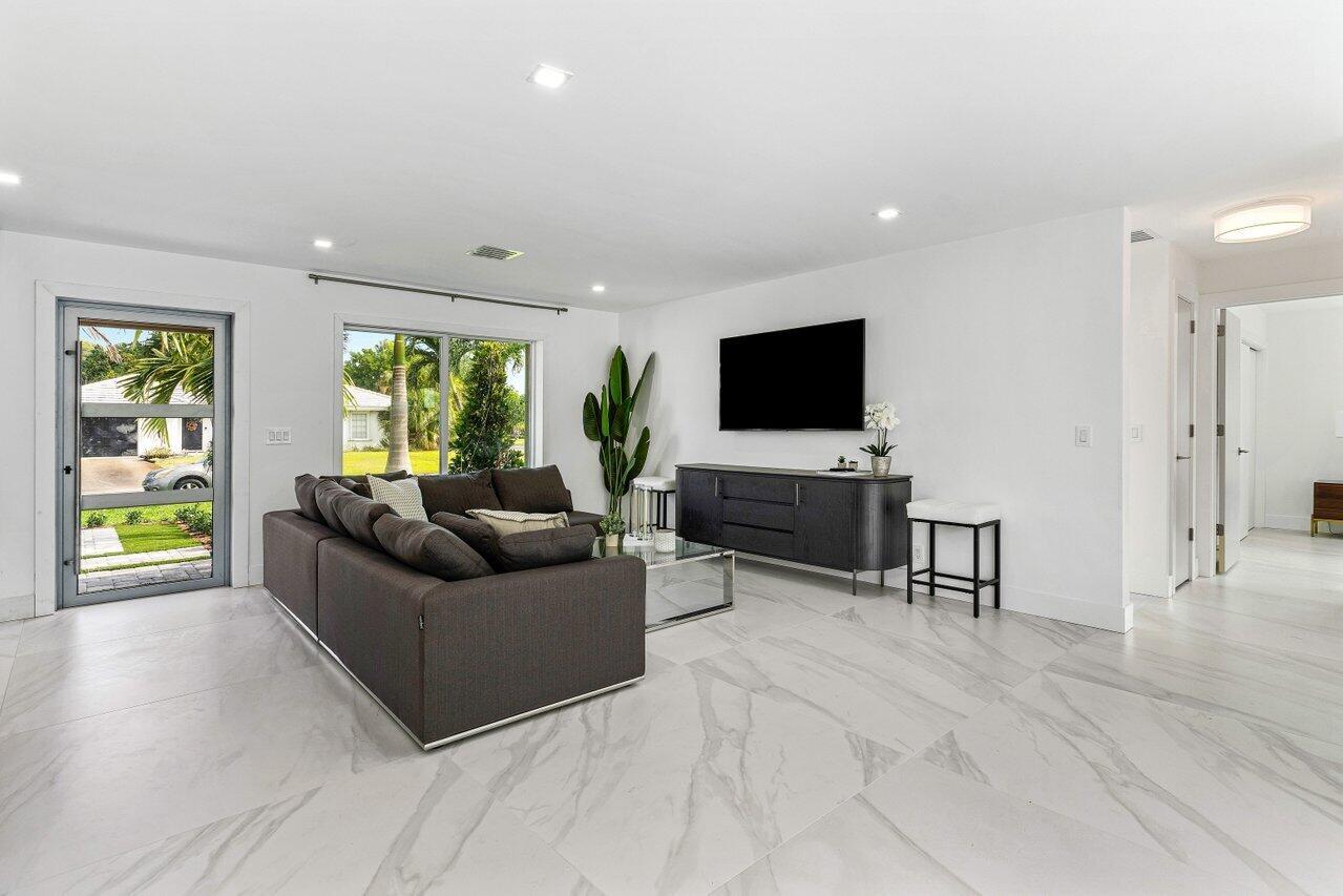 902 SW 27th Pl Boynton Beach, FL 33435