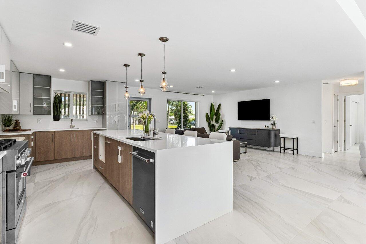 902 SW 27th Pl Boynton Beach, FL 33435