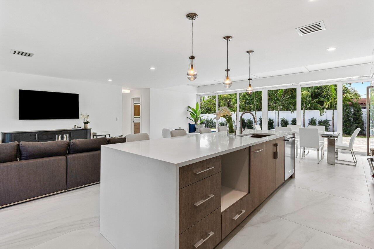 902 SW 27th Pl Boynton Beach, FL 33435