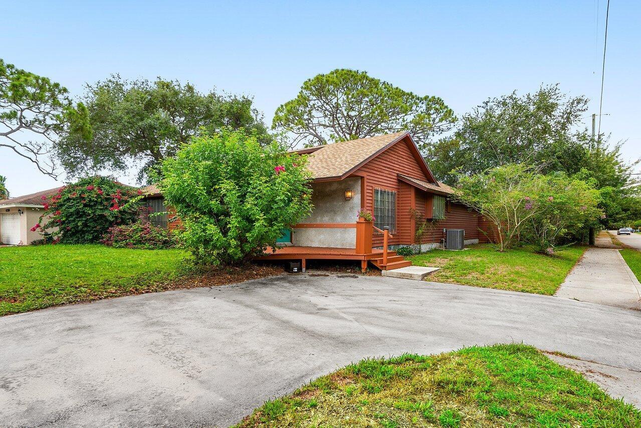 4744 Dolphin Dr