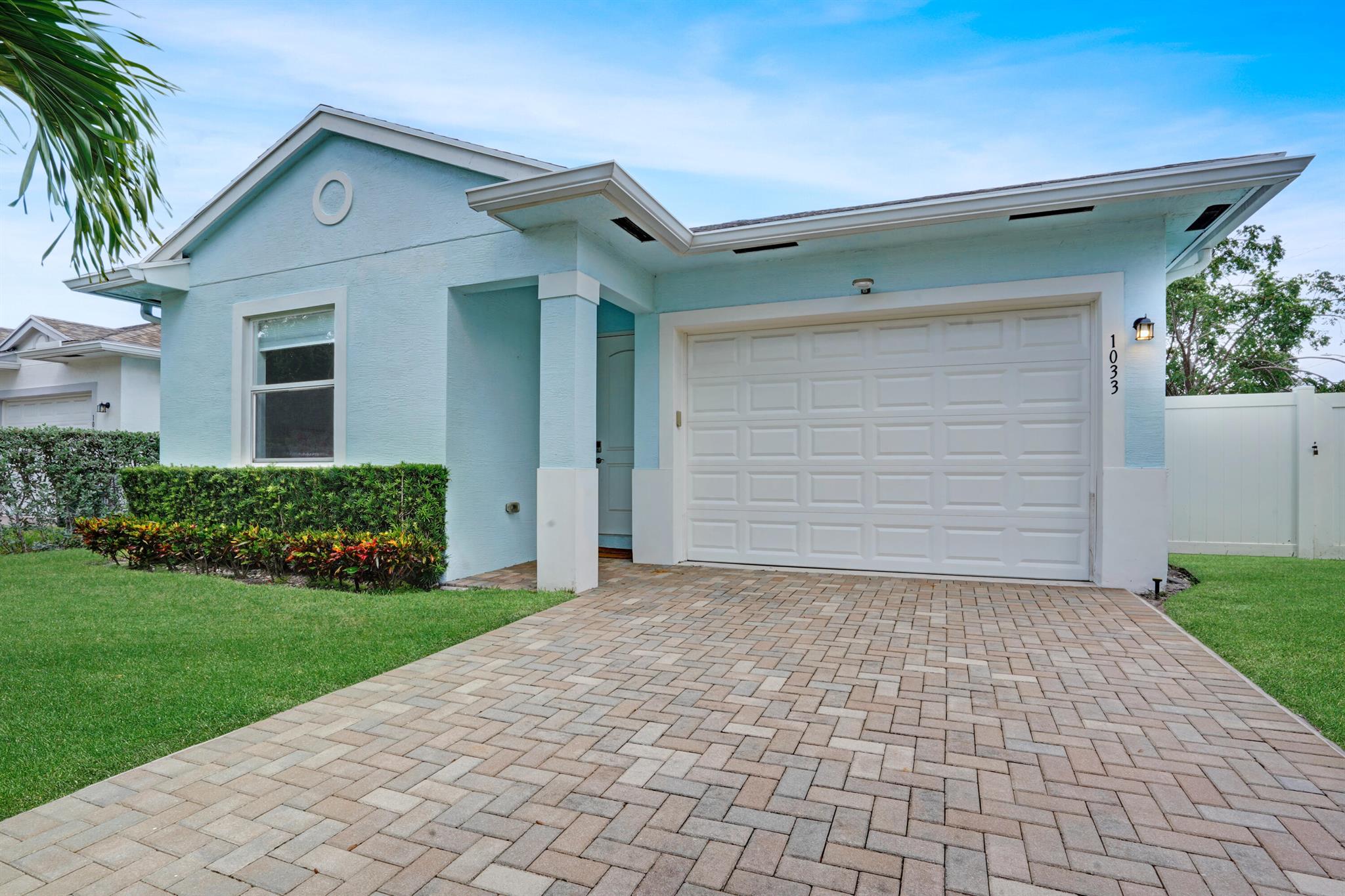 1033 Mango Dr