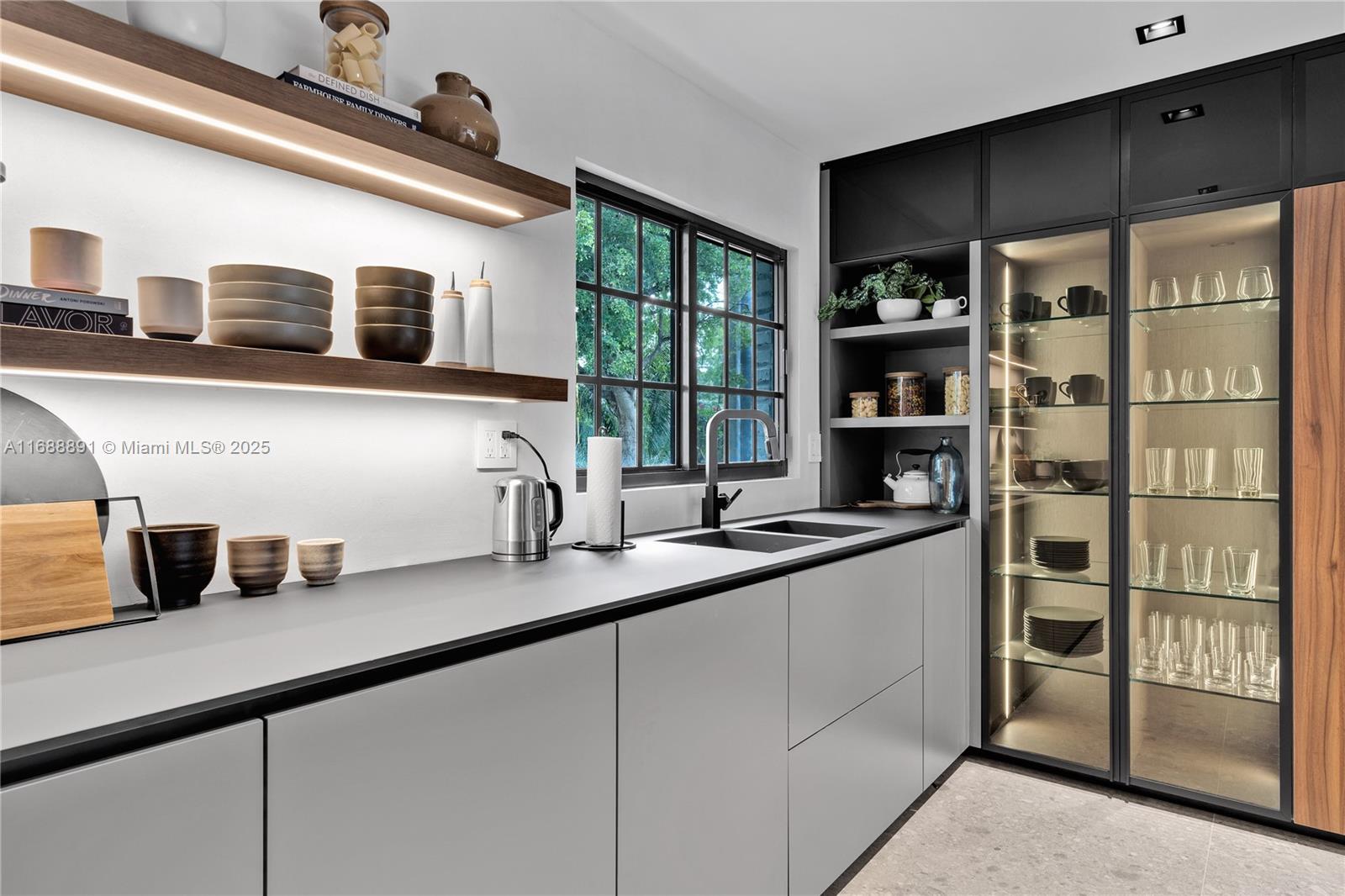 2500 Bayview Dr Fort Lauderdale, FL 33305