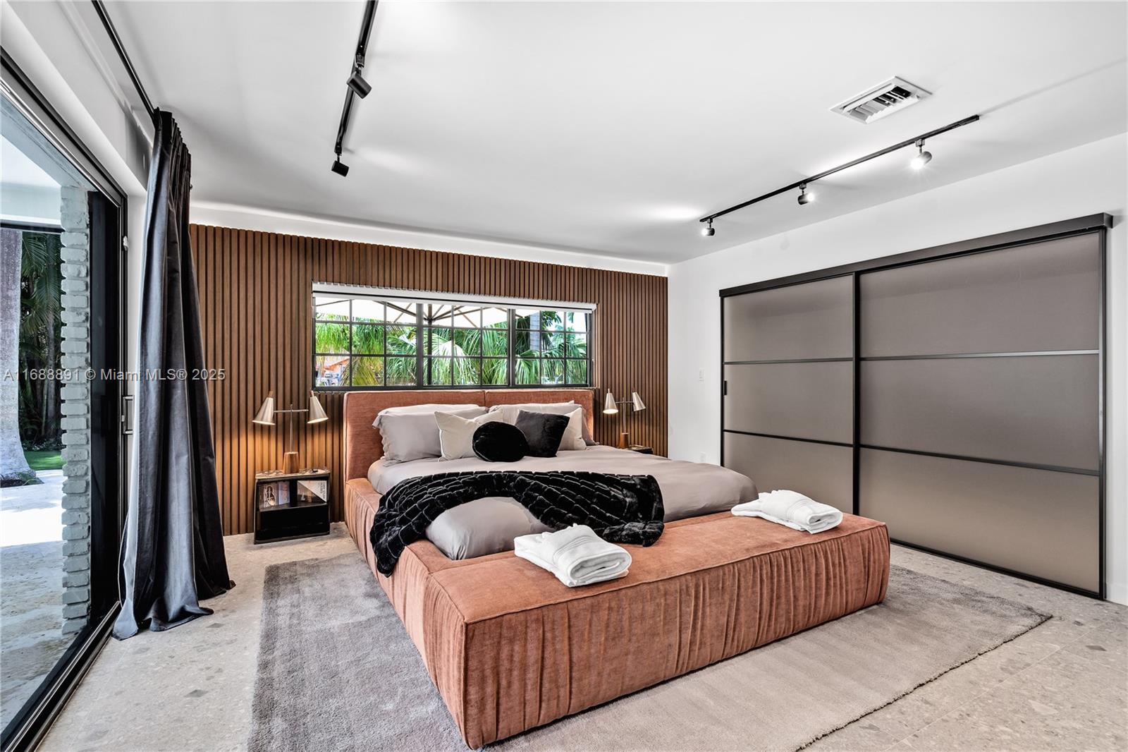 2500 Bayview Dr Fort Lauderdale, FL 33305