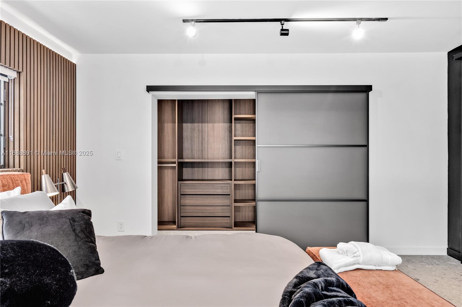 2500 Bayview Dr Fort Lauderdale, FL 33305