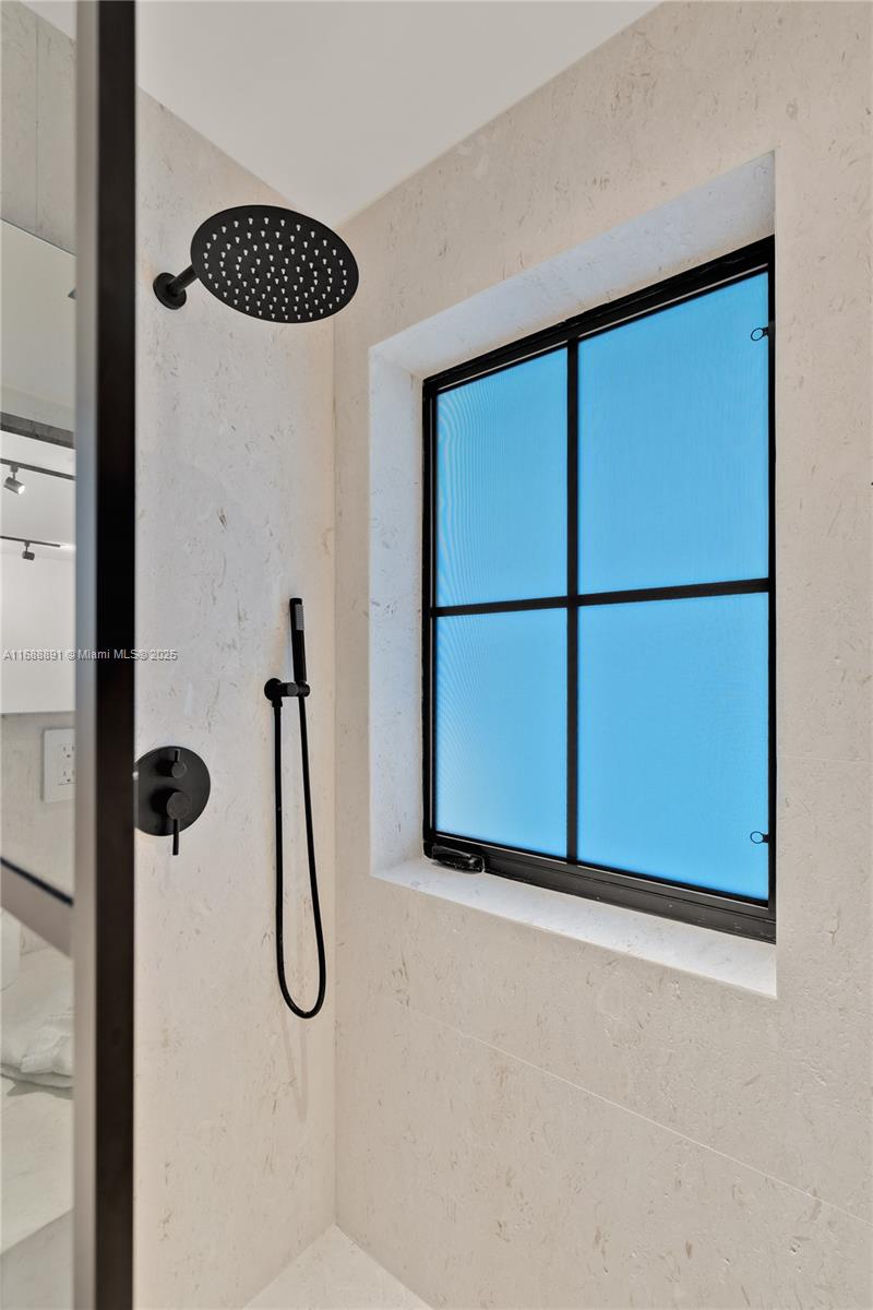 2500 Bayview Dr Fort Lauderdale, FL 33305