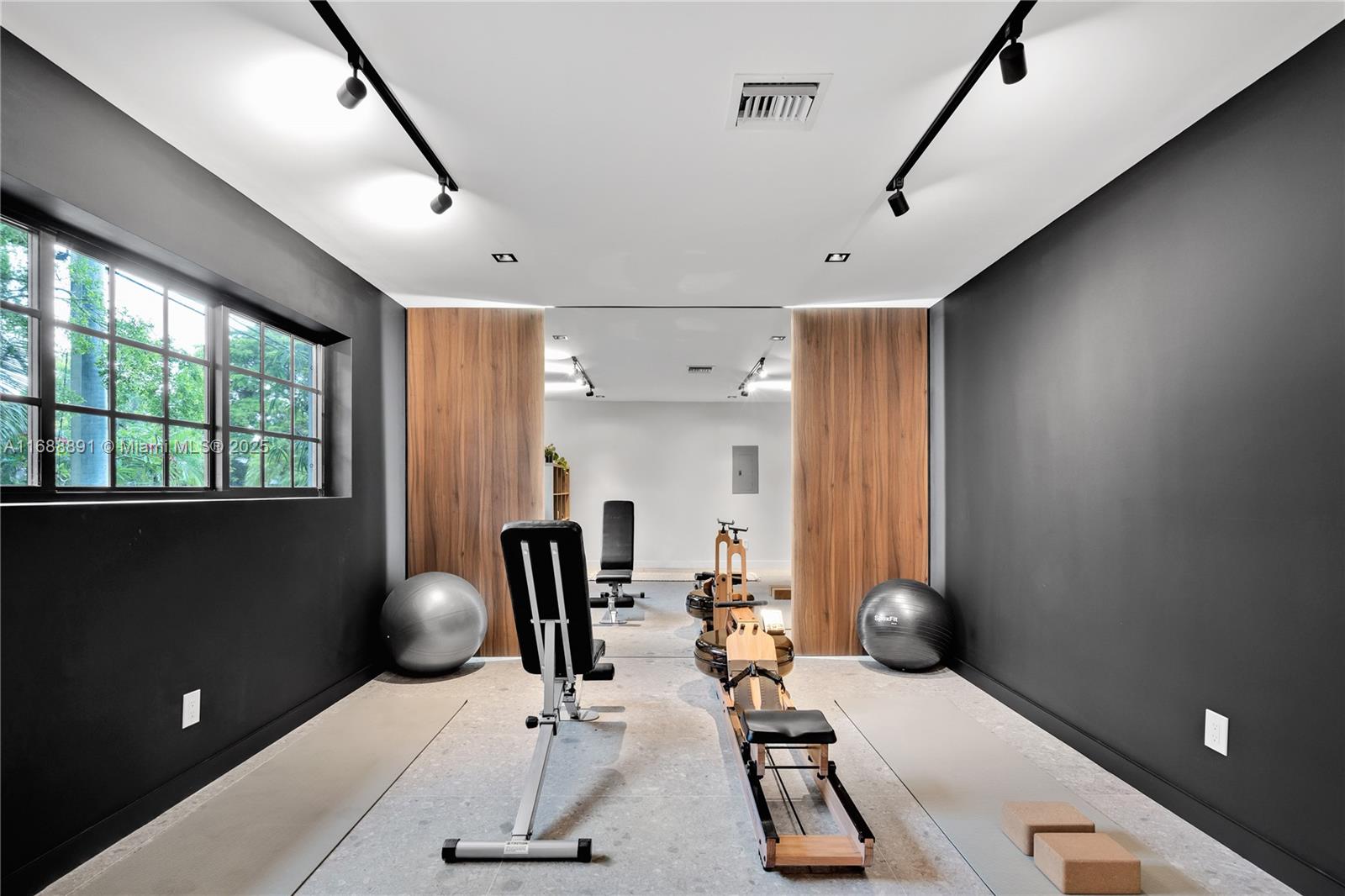 2500 Bayview Dr Fort Lauderdale, FL 33305