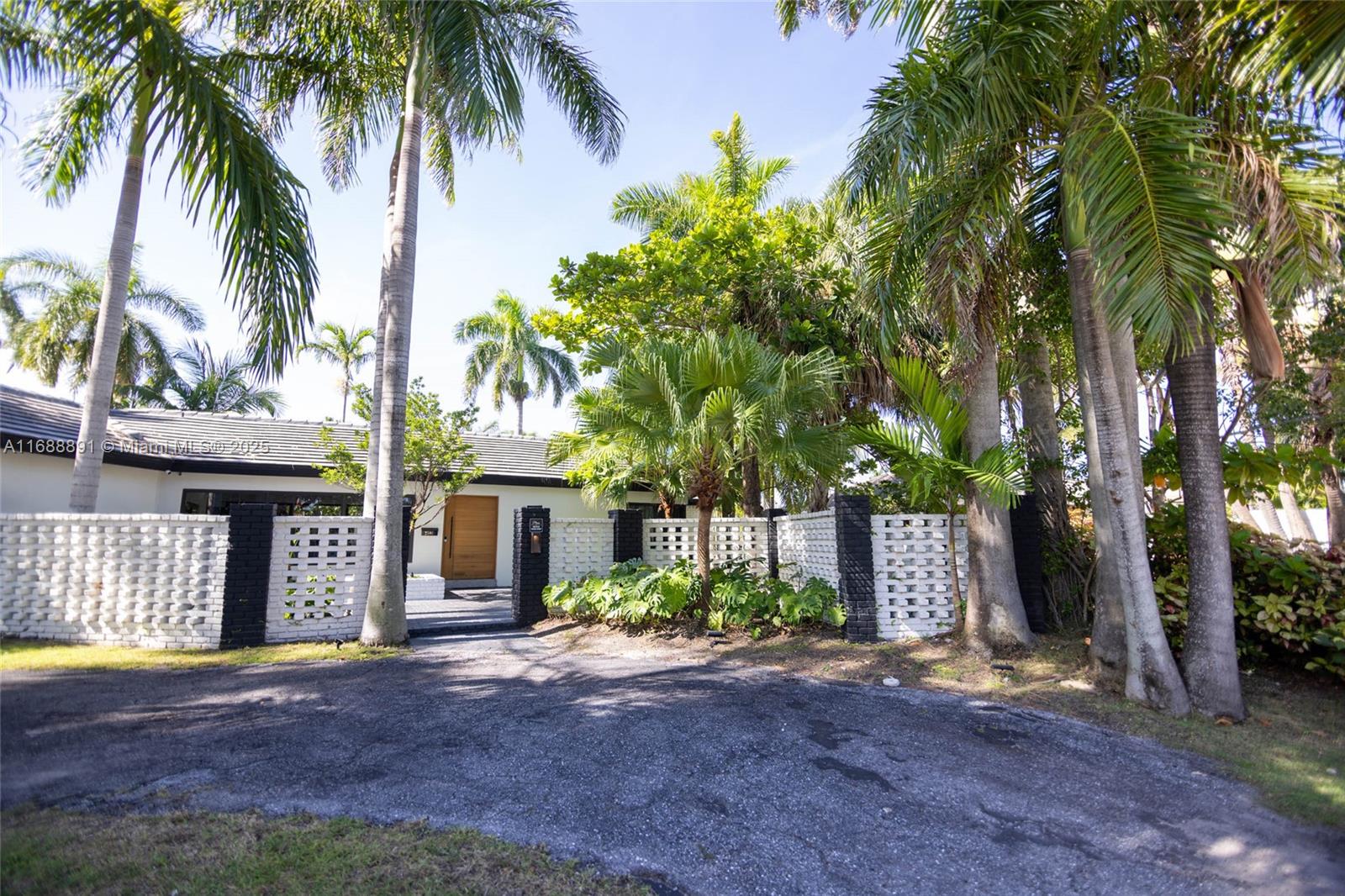 2500 Bayview Dr Fort Lauderdale, FL 33305