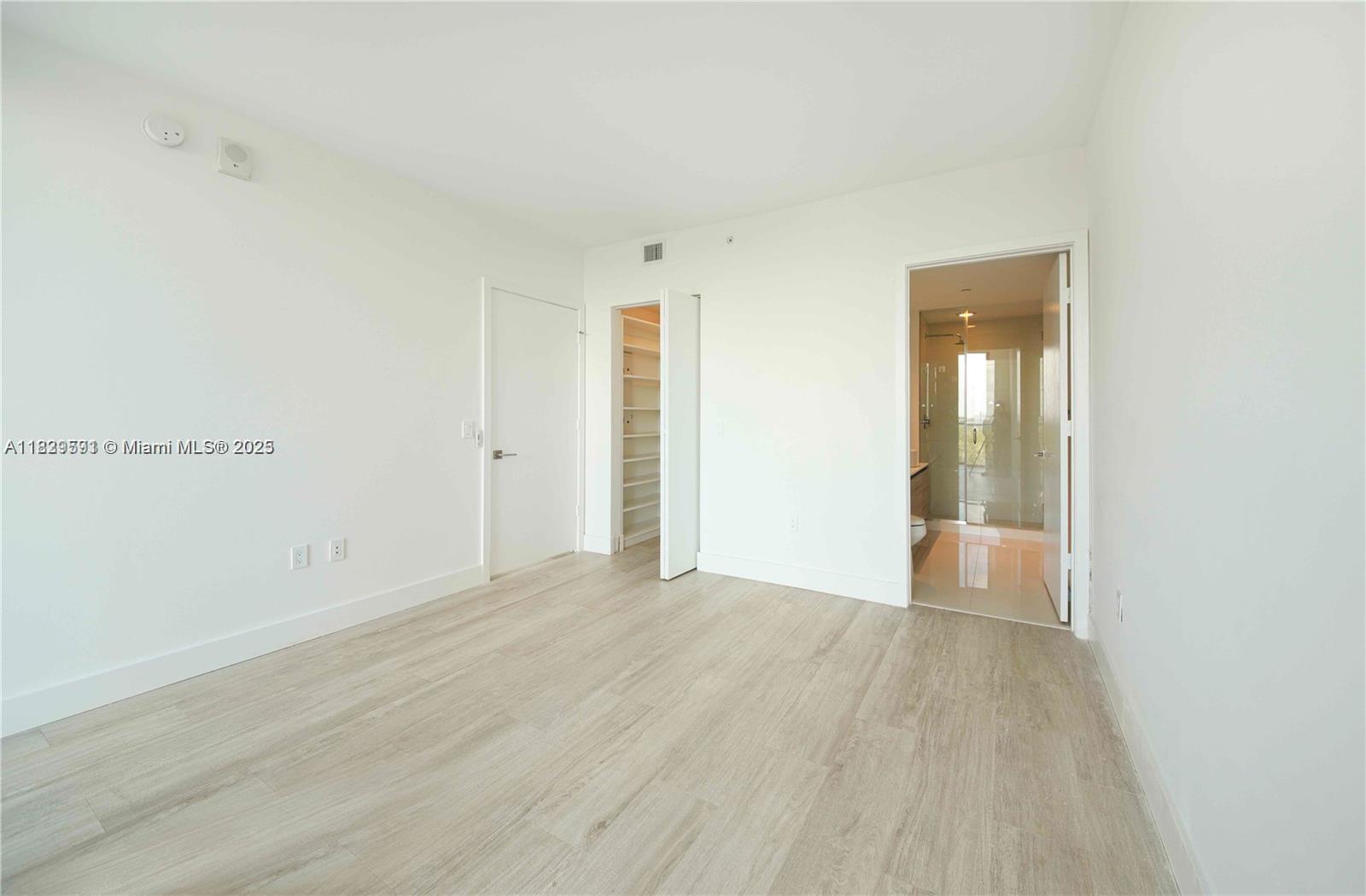 image 3401 Midtown Condo17