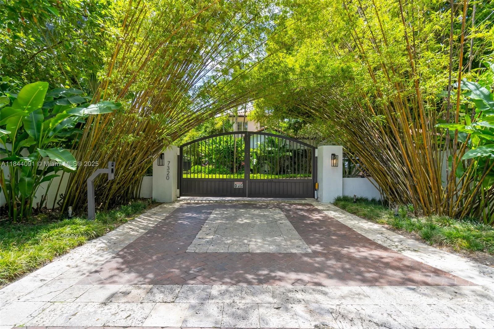 7320 SW 79th Ct Miami, FL 33143