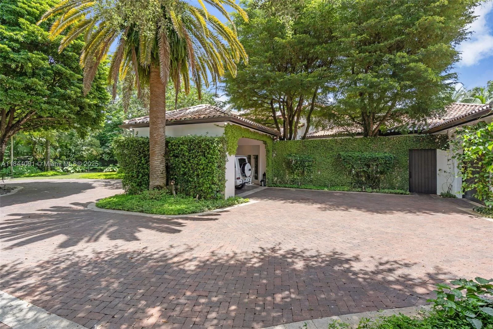 7320 SW 79th Ct Miami, FL 33143