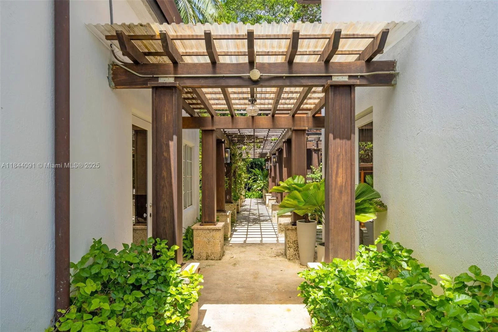 7320 SW 79th Ct Miami, FL 33143