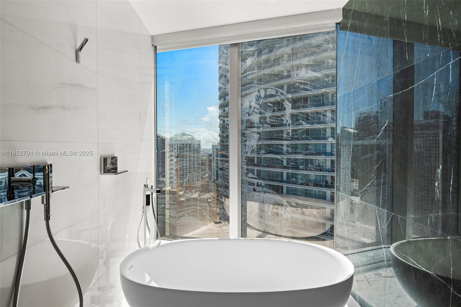 image Aston Martin Residences16