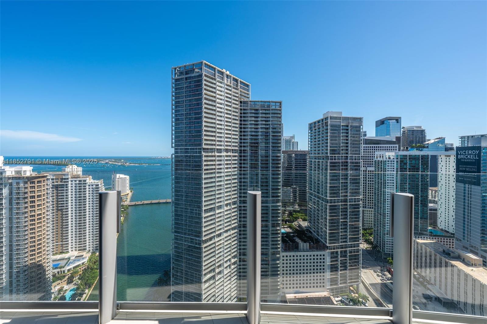 image Aston Martin Residences33