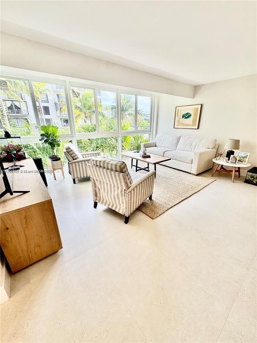 555 Crandon Blvd #32