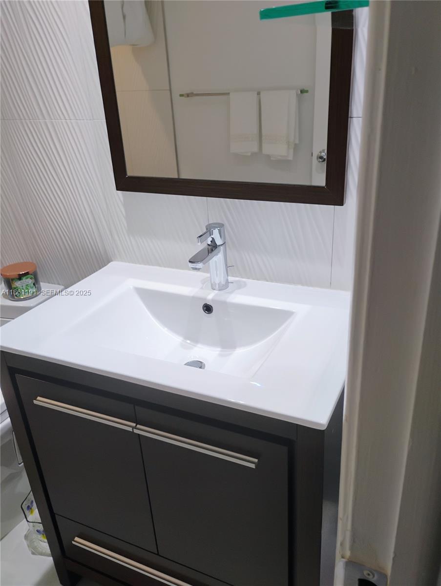 612 NE 27th Ave Hallandale Beach, FL 33009