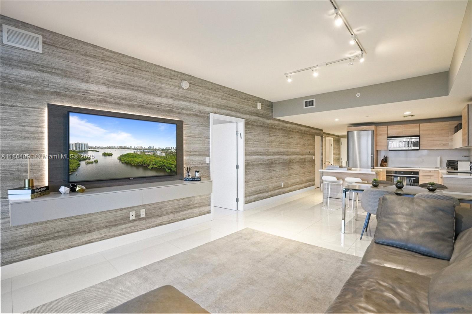 16385 Biscayne #1618+ 2 Parking