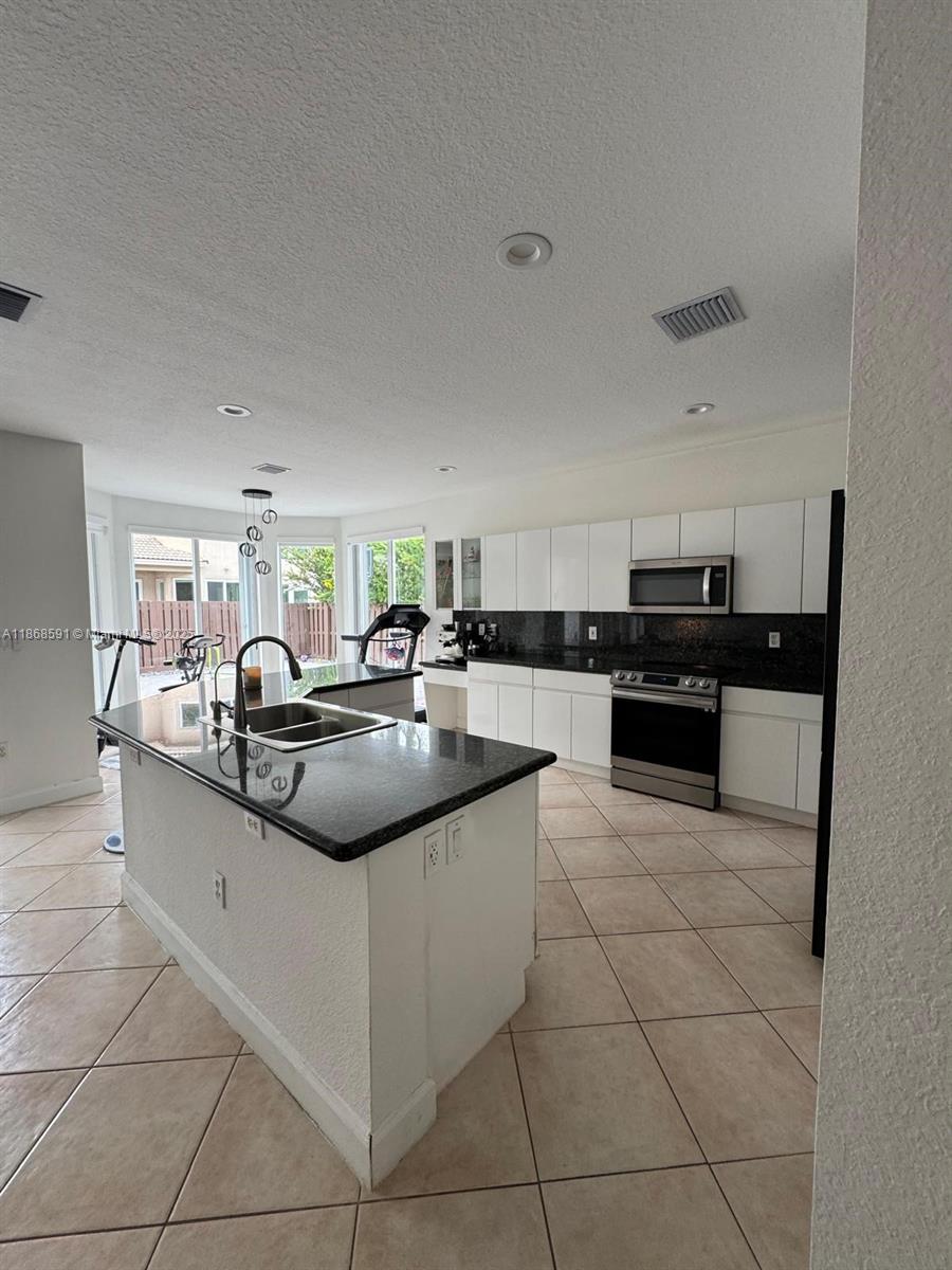 10873 NW 71st St Doral, FL 33178