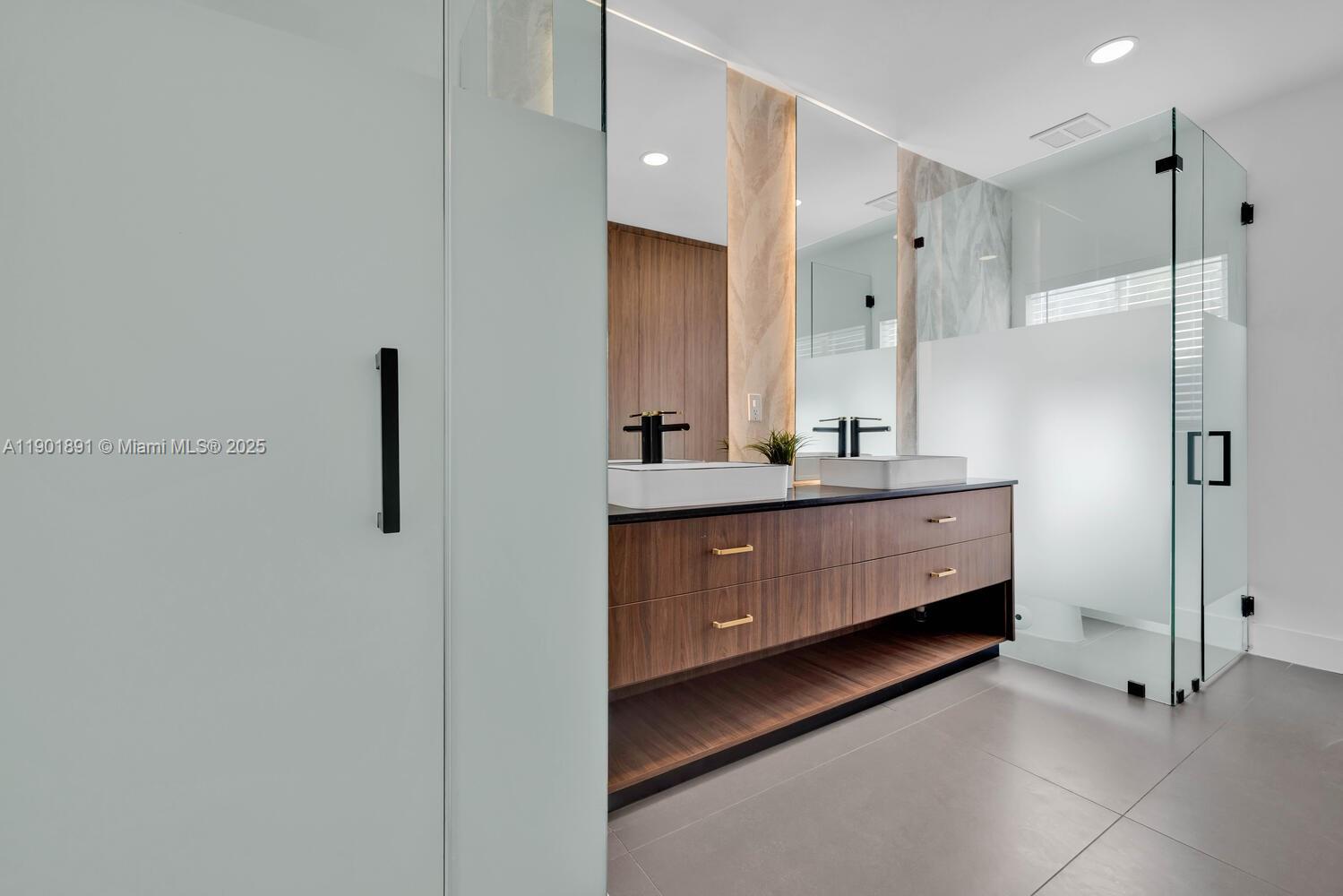 901 NW 7th St Rd Miami, FL 33136