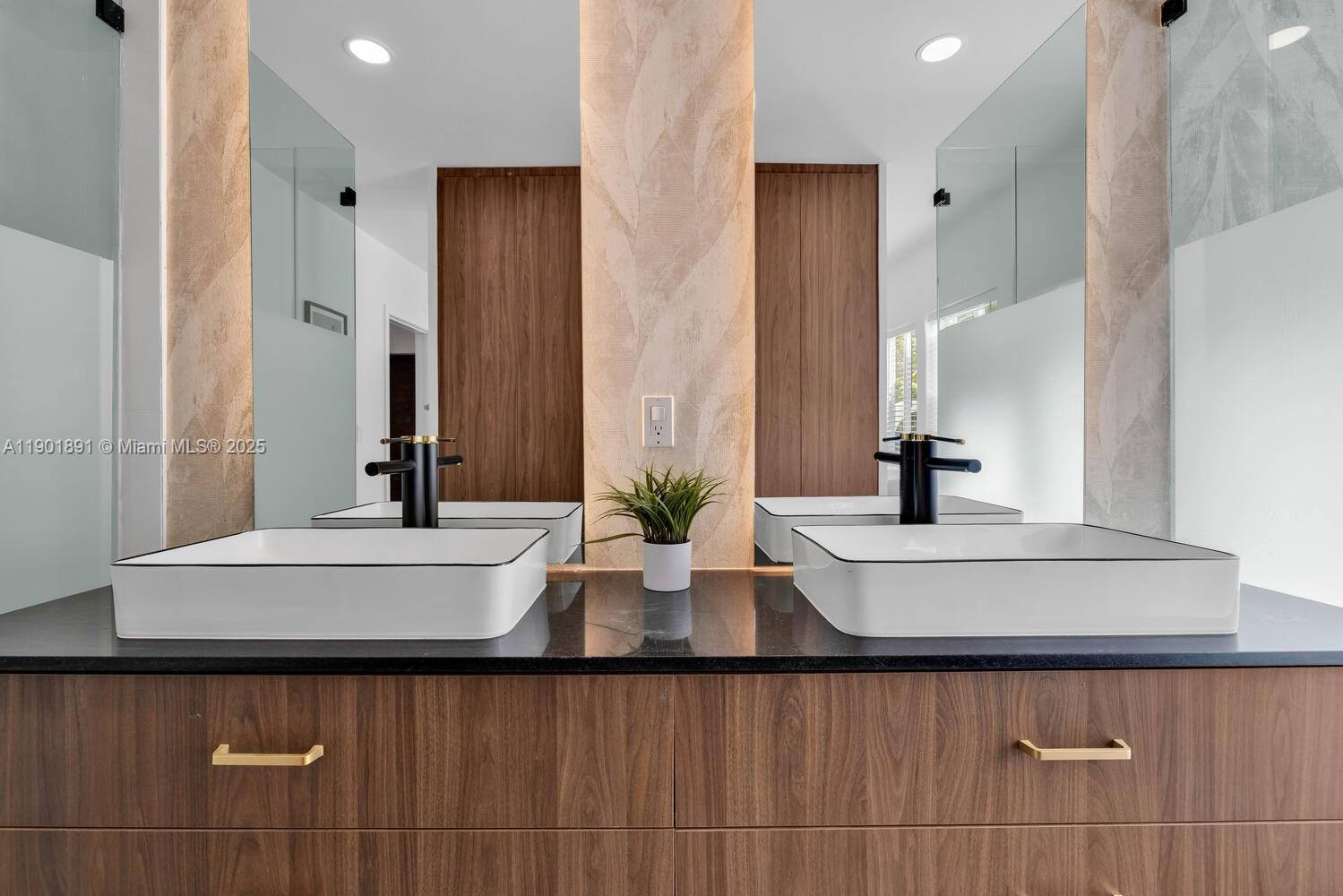 901 NW 7th St Rd Miami, FL 33136