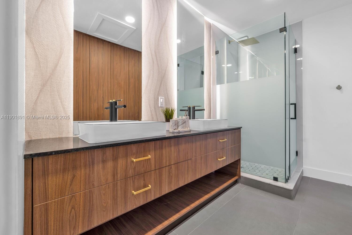 901 NW 7th St Rd Miami, FL 33136