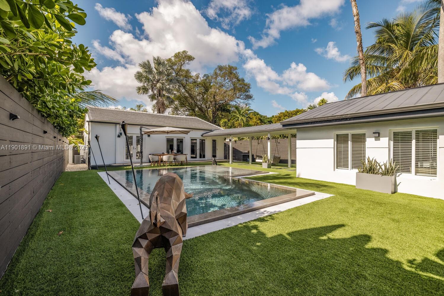 901 NW 7th St Rd Miami, FL 33136