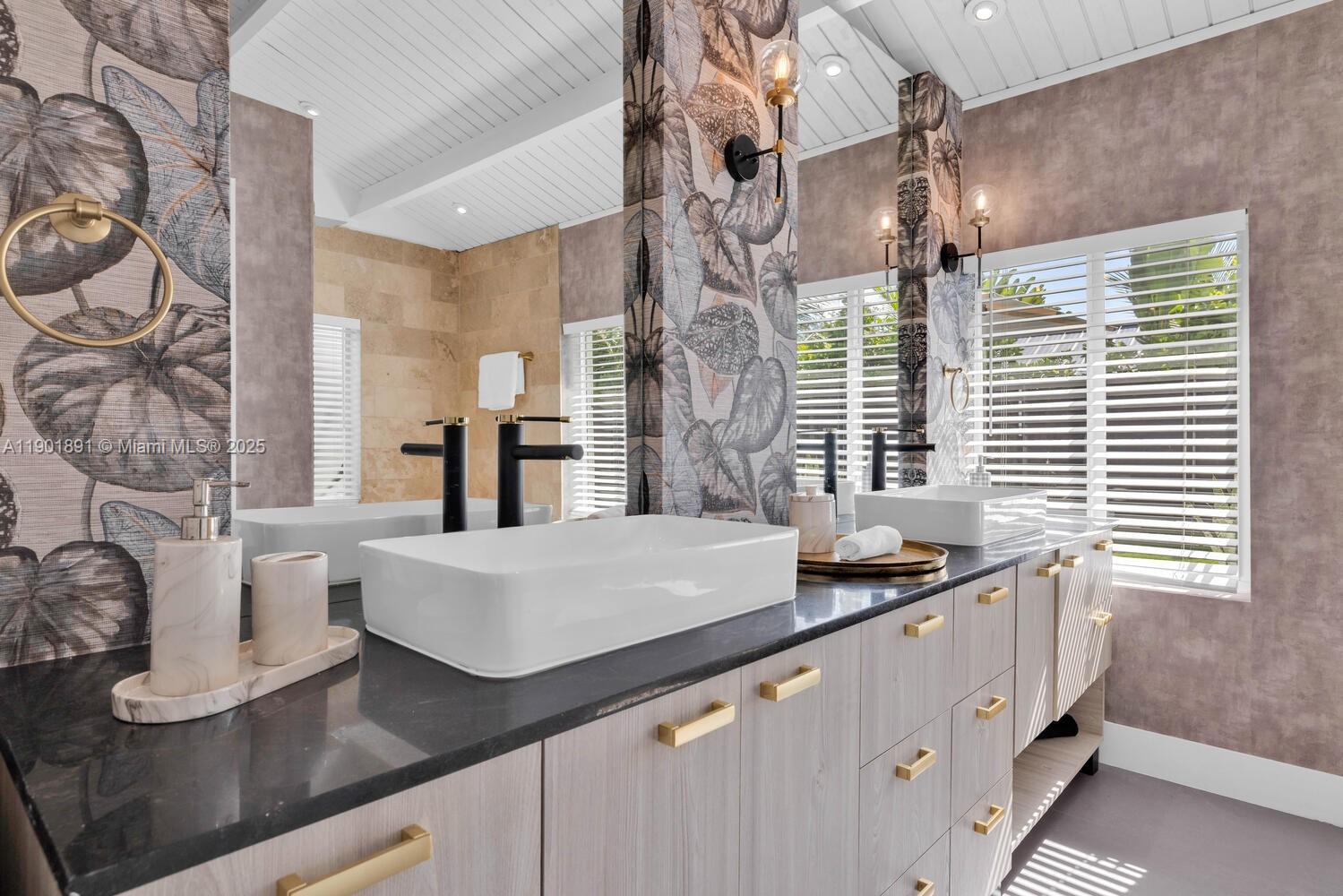 901 NW 7th St Rd Miami, FL 33136