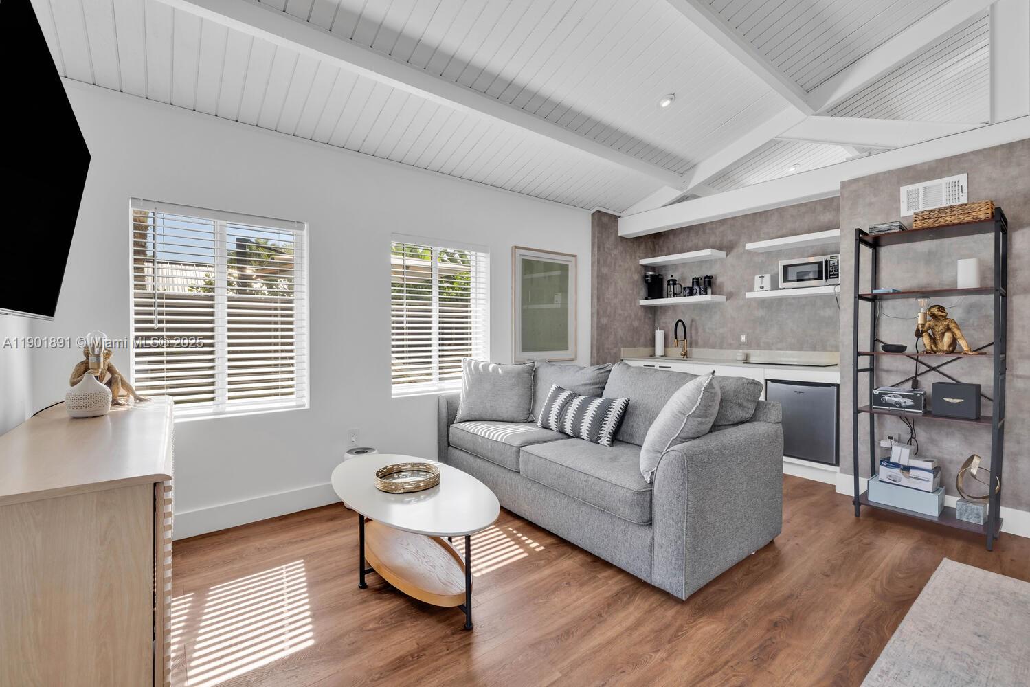 901 NW 7th St Rd Miami, FL 33136