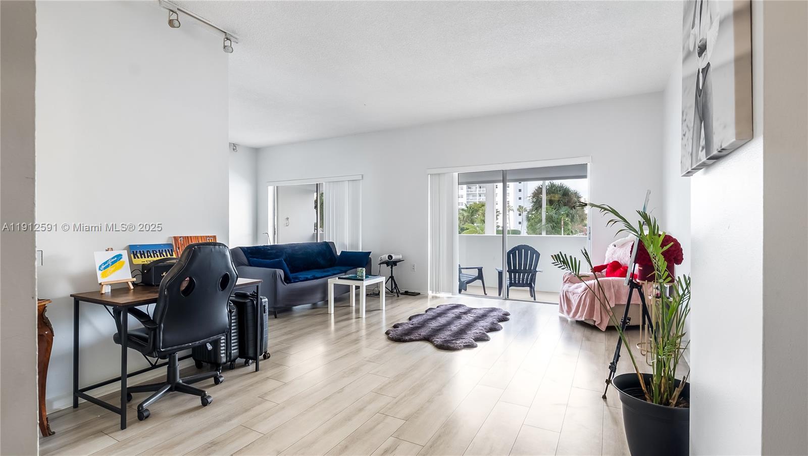 image Arlen House West8