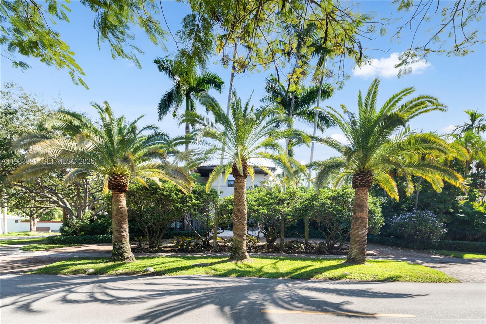 5077 N Bay Rd Miami Beach, FL 33140