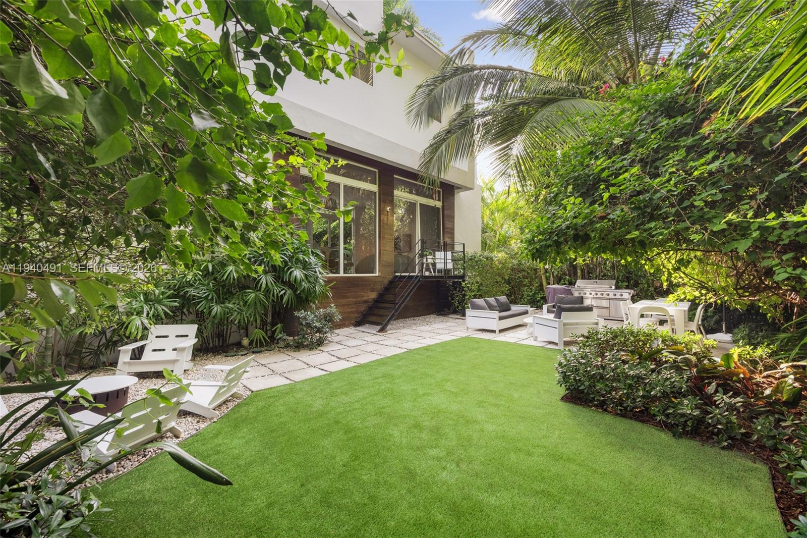 3655 Avocado Ave Coconut Grove, FL 33133