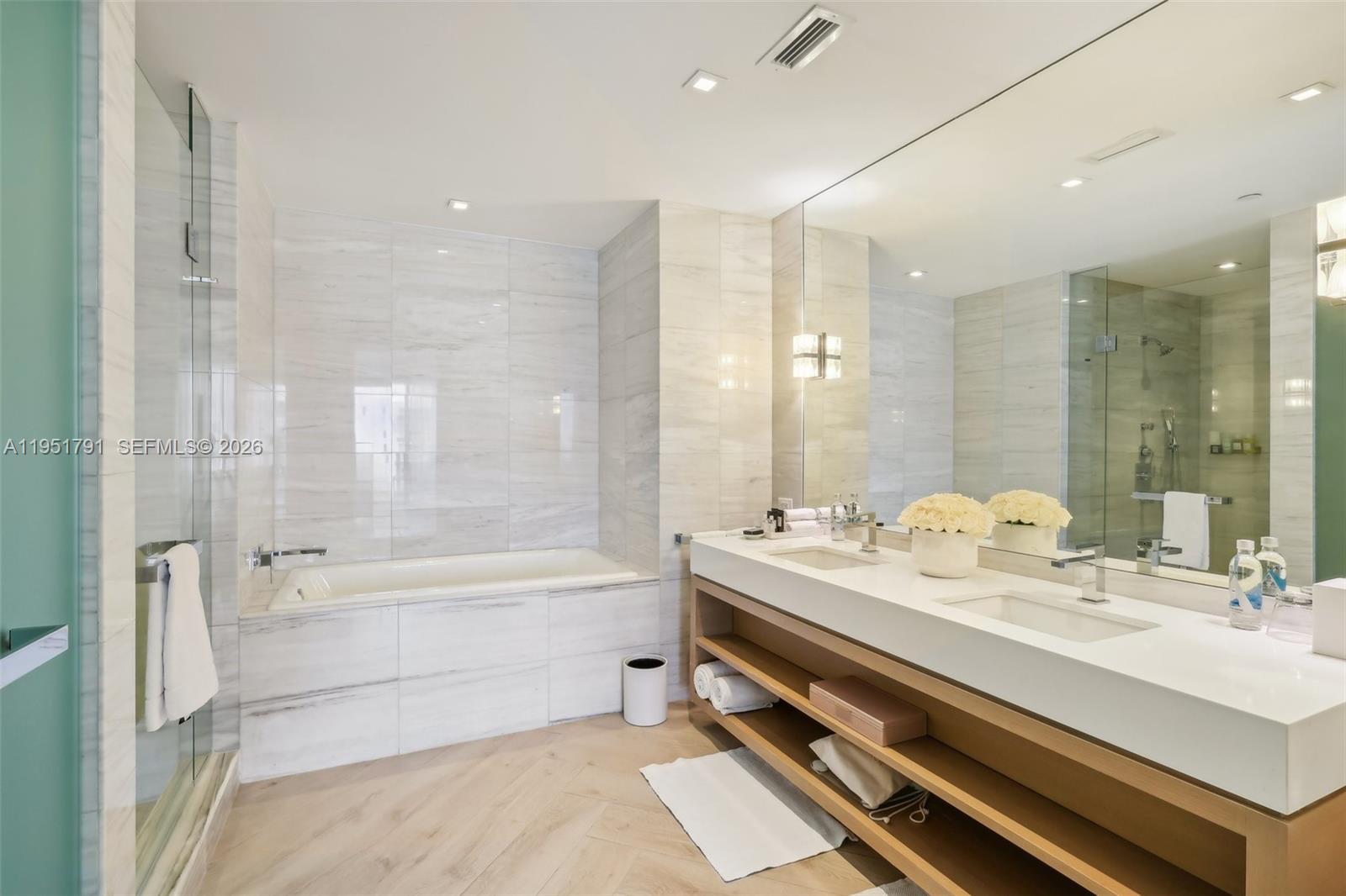 2201 Collins Ave #1511 Miami Beach, FL 33139