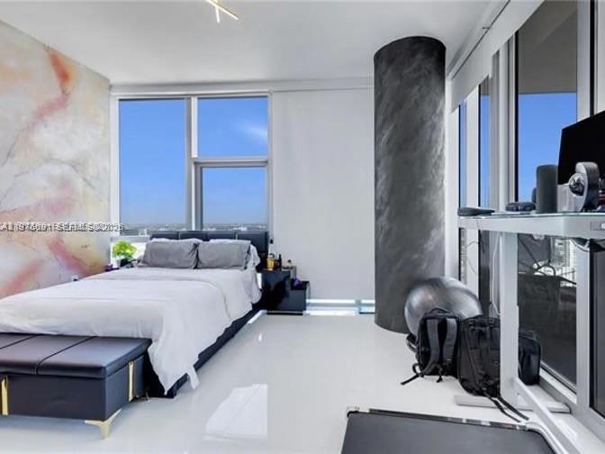 851 NE 1st Ave #3000 Miami, FL 33132