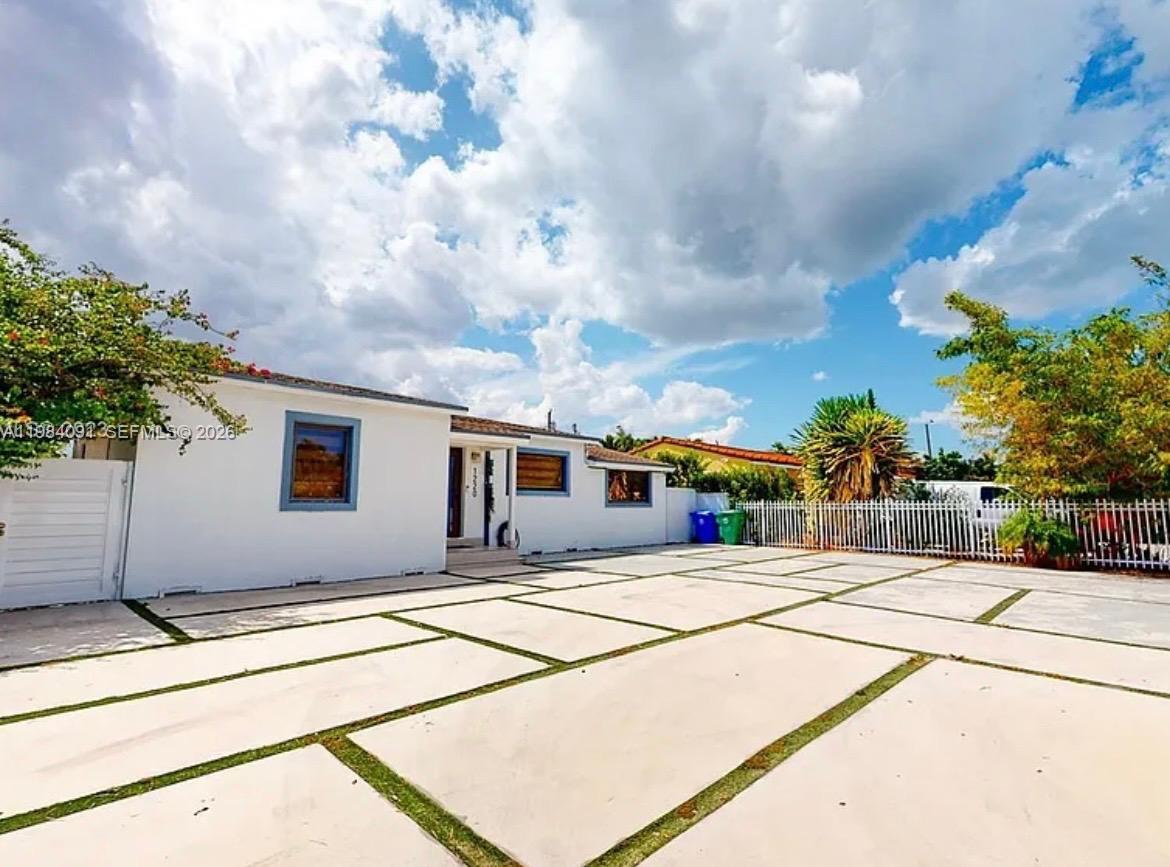 1220 NW 37th Ave Miami, FL 33125
