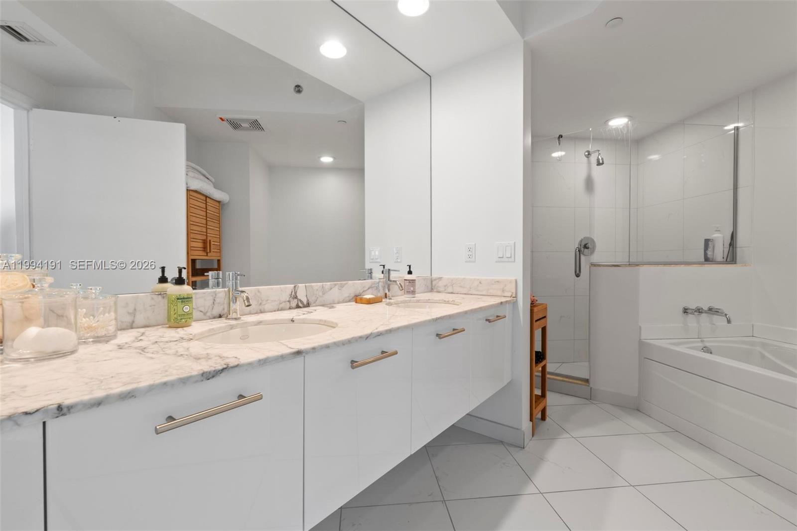 500 Brickell Ave #2510 Miami, FL 33131