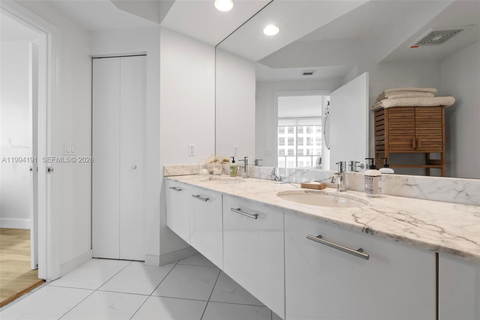 500 Brickell Ave #2510 Miami, FL 33131