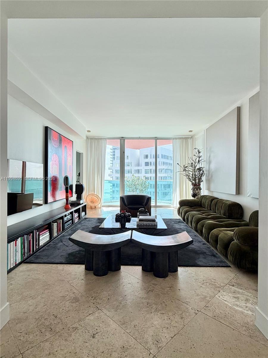 300 S Pointe Dr #2106